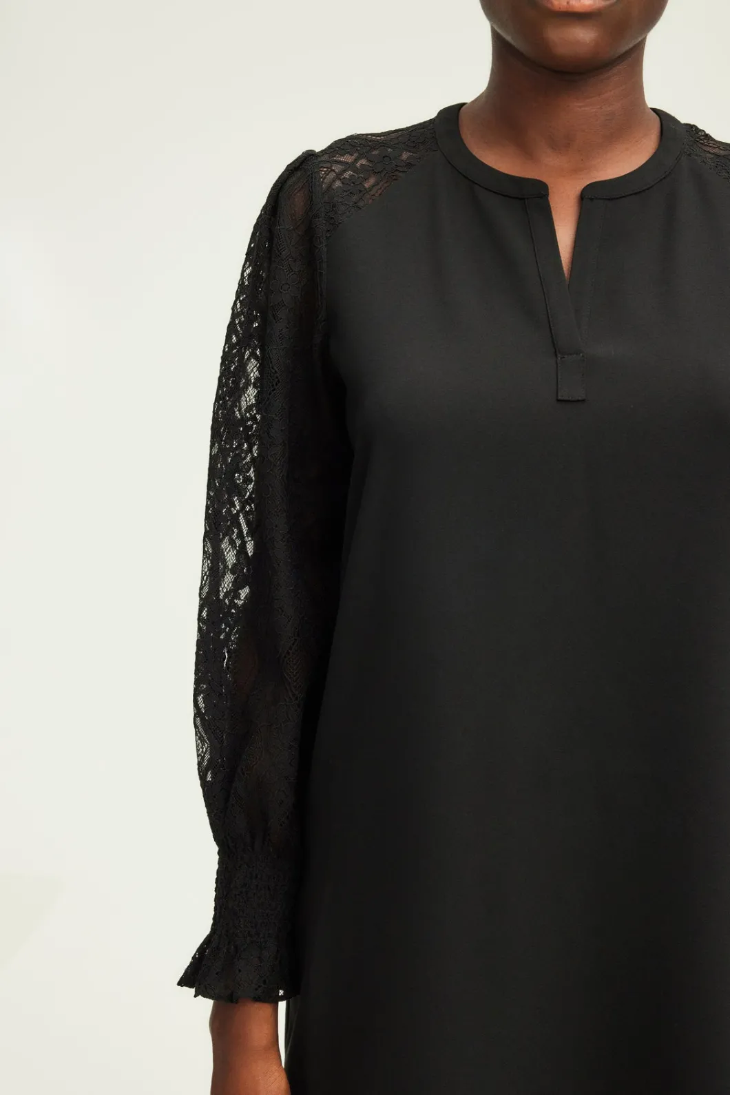 Robe courte aux manches en dentelle - STEPHANIE | Pablo Shop